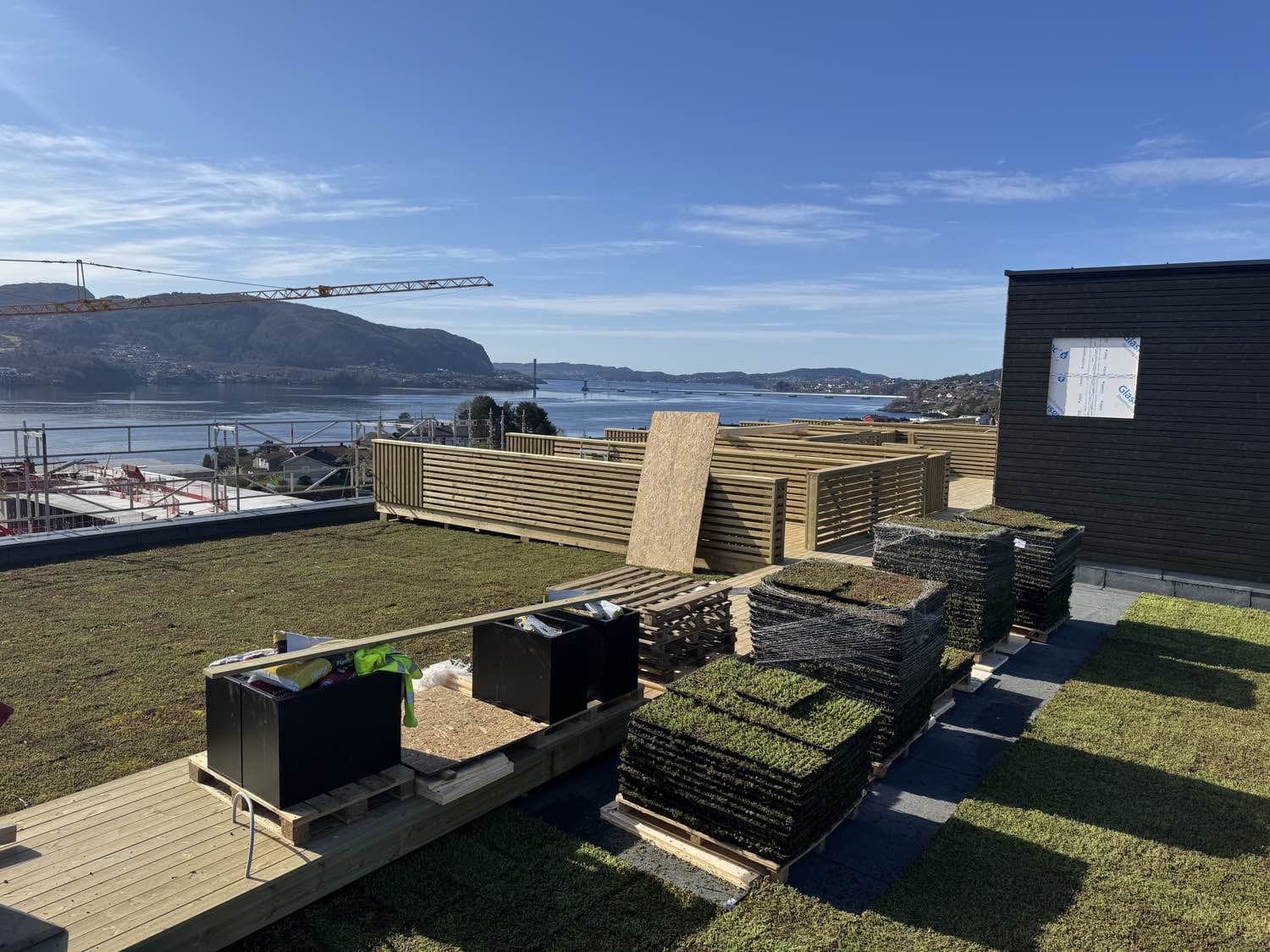 Takterrassen på hus A begynner virkelig å ta form🪴